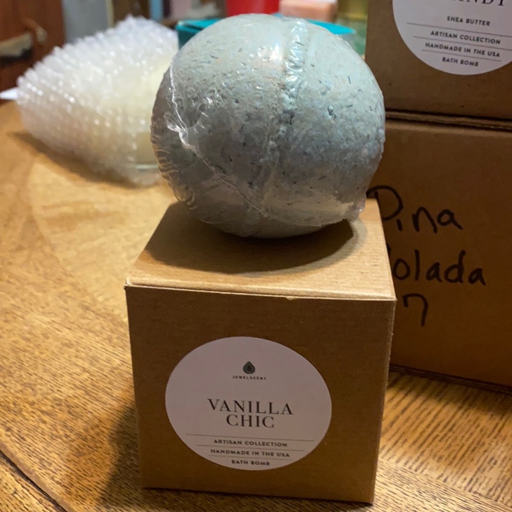 Jewelscent vanilla‎ chic bath bomb w 5 ring